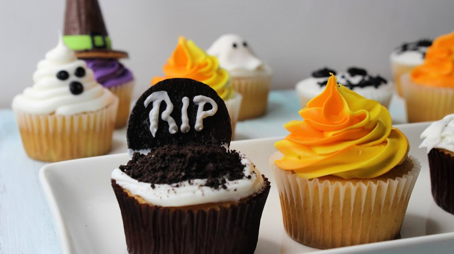 Behind the Cake ~ Halloween cupcakes decorated with buttercream
