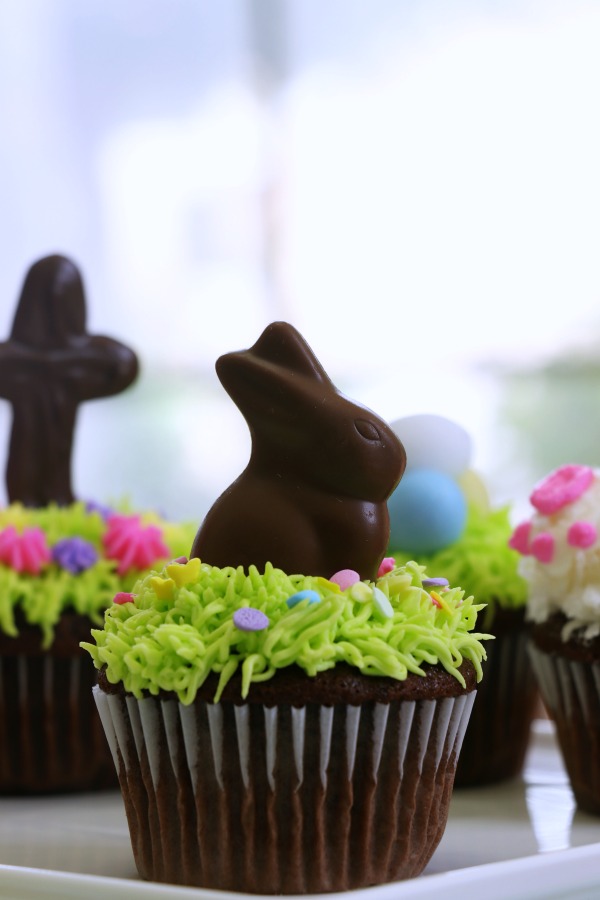 Behind The Cake ~ Easy Easter chocolate bunny cupcake, Easter cupcakes ideas and how to make easy Easter cupcakes